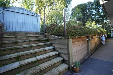 Four Bedroom Home In The Hills - Garden Maintenance Included - Photo 2