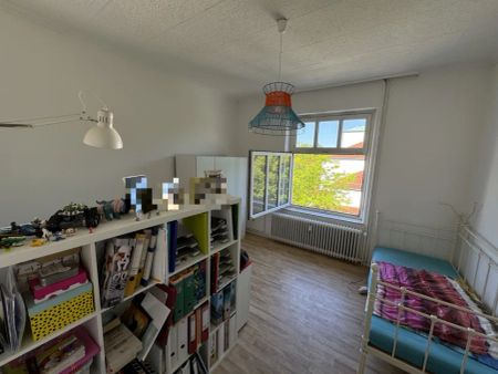 4-Zimmer-Altbau-Stadtwohnung mit Balkon - Photo 3