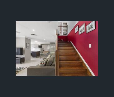 Double Garage 3 Bedroom Townhouse with an internal lift! - Photo 1