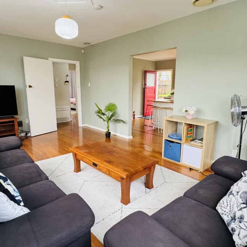 Beautifully 3- bedroom home with spacious garden & great outdoor living - Photo 1