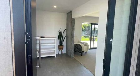 Tidy 3 Bedroom House - Photo 3