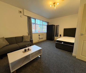 Studio Flat, Brook Road, M14 - Photo 2