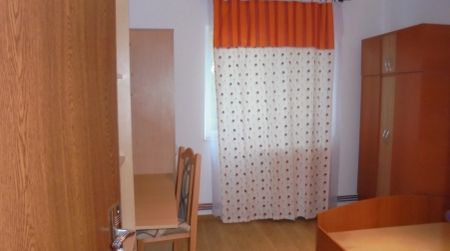 Apartament de inchiriat, 2 camere, decomandat, 45 mp, Podul de Fier, Tg Cucu, Cod 162950 - Photo 2