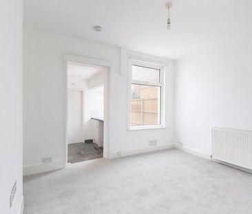 2 bedroom end of terrace house to rent - Photo 3