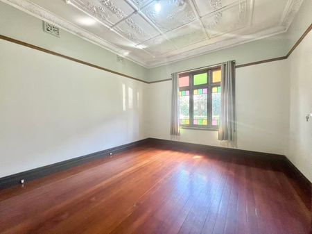 Ultimate Convenience 3 Bedroom House in prime location - Photo 5