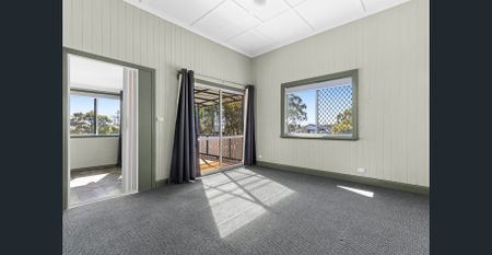 Four bedroom high set home close to town - Photo 3