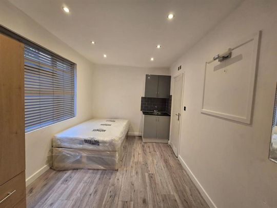 Studio to rent - Photo 1