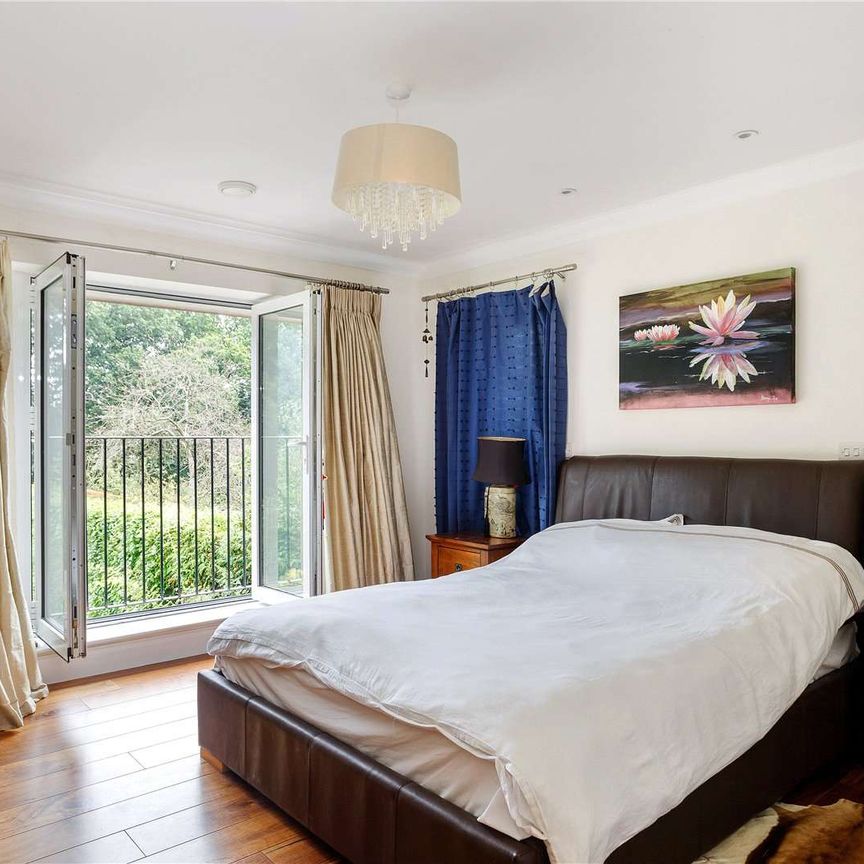 This versatile, modern, detached home includes a number of high specification features and is located close to both the Old and New towns of Beaconsfield. - Photo 1