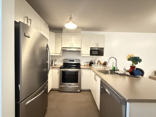 Condo moderne de 2 chambres, entièrement meublé, alliant confort et fonctionnalité. - Photo 1
