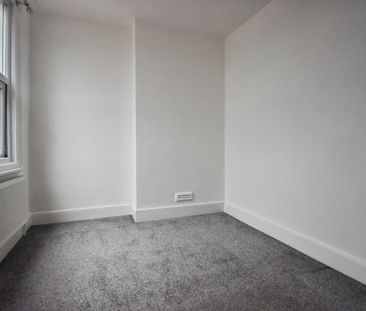 Flat to rent - Brownhill Road, London, SE6 - Photo 2