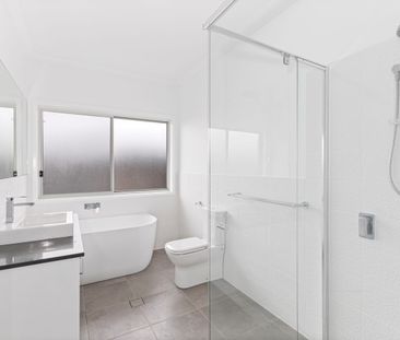 " MODERN 3 BEDROOM FAMILY HOME!!" - Photo 1