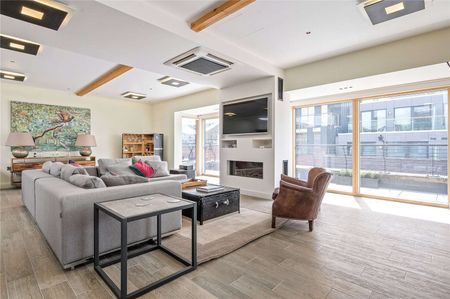 Beautiful penthouse apartment with large private south facing terrace. - Photo 3