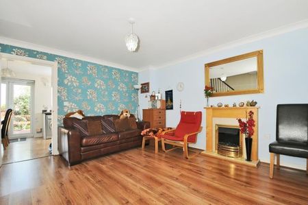 3 bedroom end of terrace house to rent - Photo 2