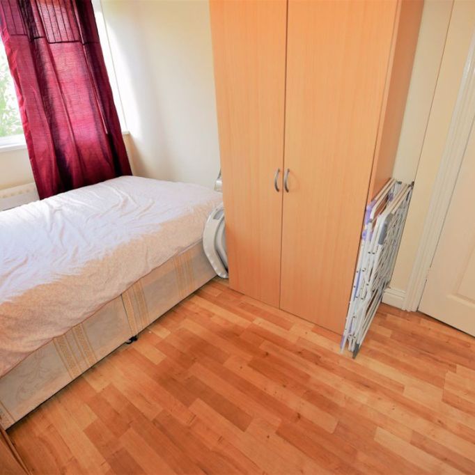 2 bedroom Flat in Ash Grove, Leeds - Photo 1