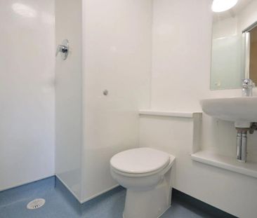 1 bedroom in a flat share to rent - Photo 5