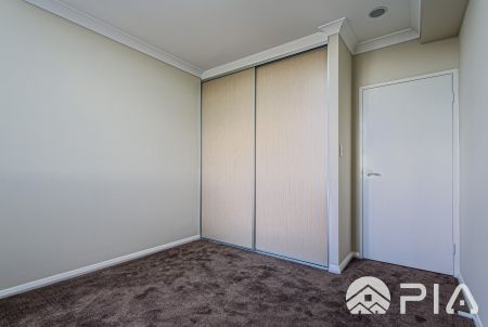 Modern and spacious apartment, located in one of Parramatta's premier residential district - Photo 3