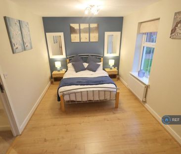 4 bedroom semi-detached house to rent - Photo 5