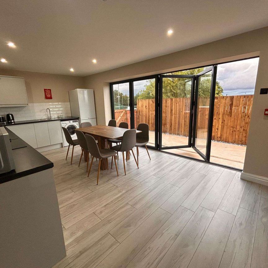 🩺 Newly Renovated House Share - Ideal for Medical Students | Farnworth, Bolton Room 4 - Photo 1