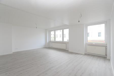 Sanierte 3,5-Zimmer-Wohnung im 1. Obergeschoss mit Balkon. - Photo 2