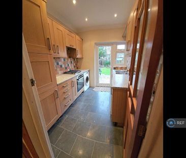 3 bedroom end of terrace house to rent - Photo 5