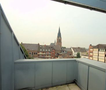 Schicke, helle Wohnung mit Südbalkon, Aufzug und Einbauküche - Photo 4
