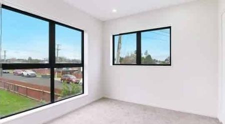 2-Bedroom Townhouse with Ensuite + Garage - Photo 3