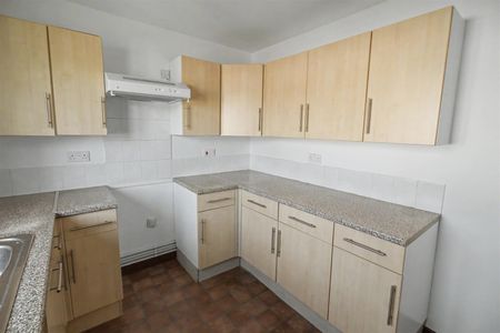 2 Bedroom Flat / Apartment to let - Photo 5