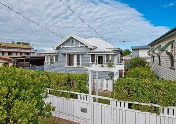 QLD Cottage With Large Entertainers Deck Overlooking the Stunning In-Ground Pool - Photo 1