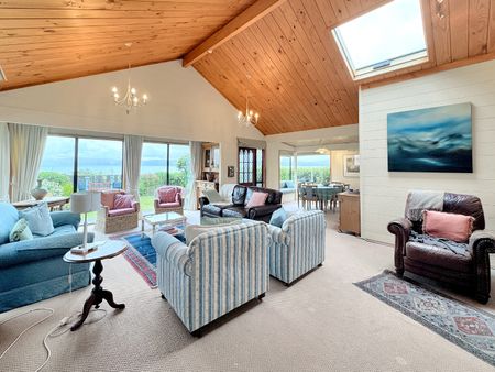 Welcome home to 123 Marine Parade. - Photo 4