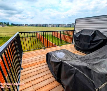 EXECUTIVE 3 BED 2.5 BATH, 2 STOREY TOWNHOUSE W/ ATTACHED TANDEM DOU... - Photo 1