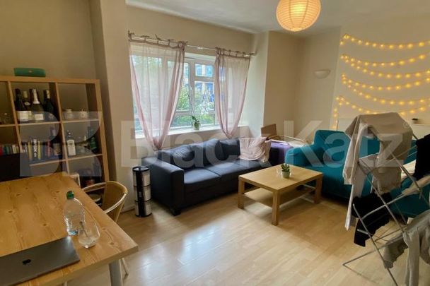 Mid-Century Development moments from Borough Station - Photo 1