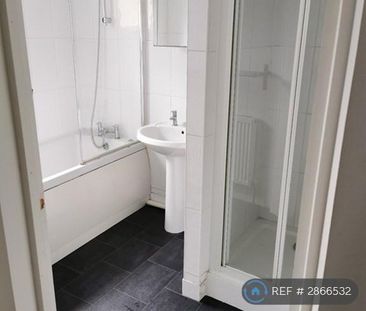 1 bedroom in a flat share to rent - Photo 2