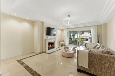 4 bedroom luxury Flat for rent in The Golden Mile, Marbella, Andalusia - Photo 2