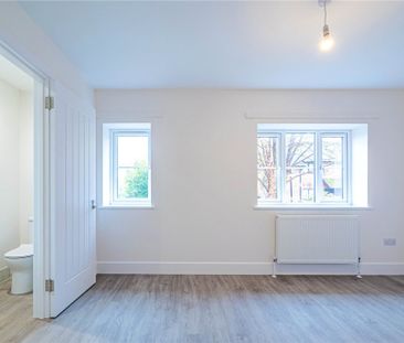 2 bed Upper Floor Flat for rent - Photo 3