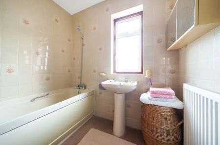 3 bed semi-detached house to rent in The Heights, Northolt, UB5 - Photo 3