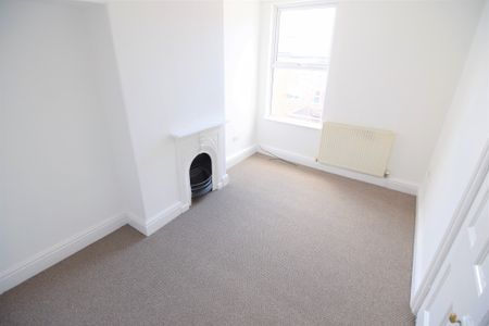 To Let 3 Bed Mid Terraced House - Photo 3