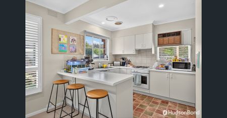 Single level family home. - Photo 3