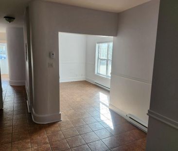 Beau 3 1/2 bien éclairé! - Photo 2