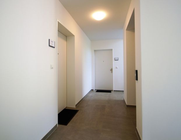 Rundum-Sorglos-Immobilie: Lichterfüllte Penthouse-Wohnung mit Einbauküche und Ausblick!! - Photo 1