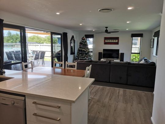 Family living close to beaches - Photo 1