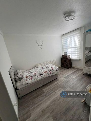 2 bedroom semi-detached house to rent - Photo 5