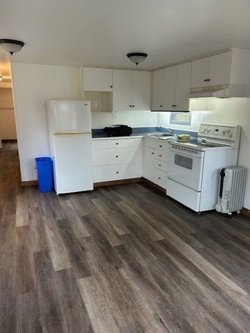 2 bedroom + den on Gordon Dr - Photo 3