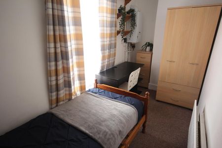 3 bedroom semi-detached house to rent - Photo 4