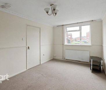 3 bedroom end of terrace house to rent - Photo 2