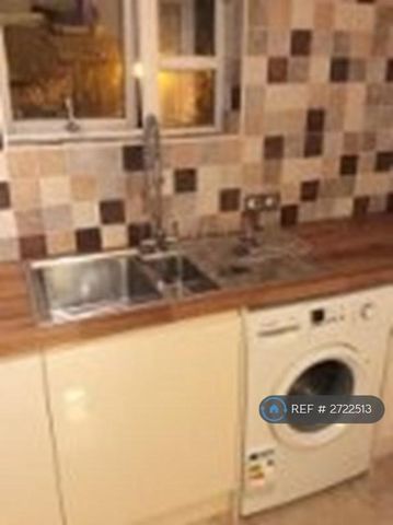 3 bedroom flat to rent - Photo 4