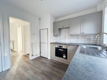 Semi-detached house to rent on - Photo 5