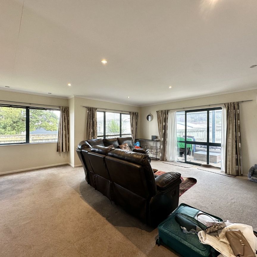 3-Bedroom Home in Lower Hutt! - Photo 1