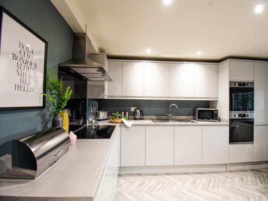 Westover Road (room 1), Bramley, Leeds - Photo 1