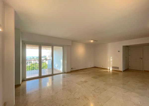 Elegante apartamento con terraza, piscina, vistas al mar, parking, 3 dormitorios. San Agustin, Palma.