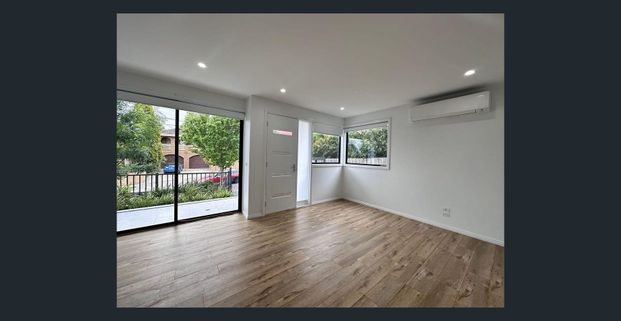 Bright and spacious townhouse located in the vibrant area Doncaster - Photo 1